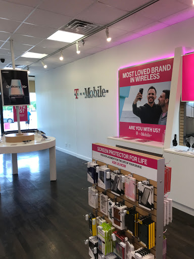 Cell Phone Store «T-Mobile», reviews and photos, 62 Biesterfield Rd, Elk Grove Village, IL 60007, USA