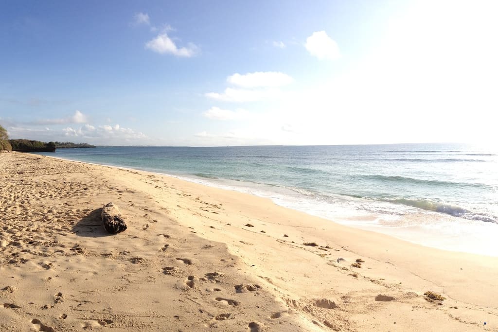 Φωτογραφία του Takaungu Beach με επίπεδο καθαριότητας πολύ καθαρό