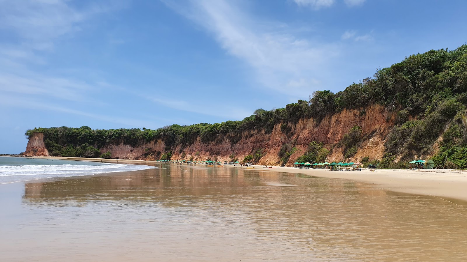 Photo de Plage Baia dos Golfinhos Pipa situé dans une zone naturelle