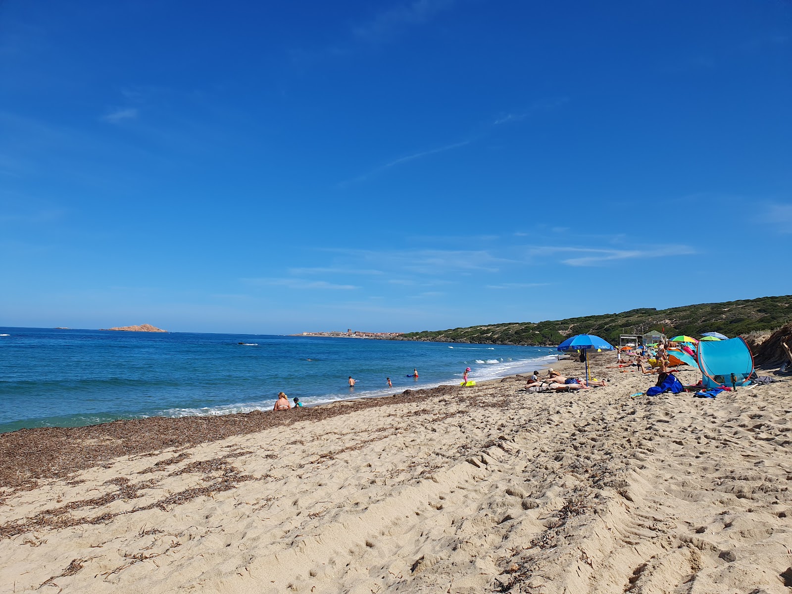 Zdjęcie Spiaggja di Li Ferruli z powierzchnią beżowy piasek