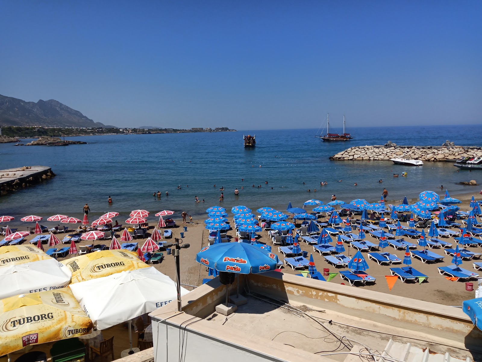 Photo de Kervansaray Plaji protégé par des falaises