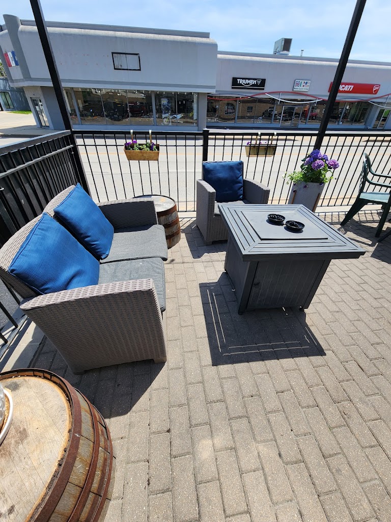 Manny's Ale House 60126