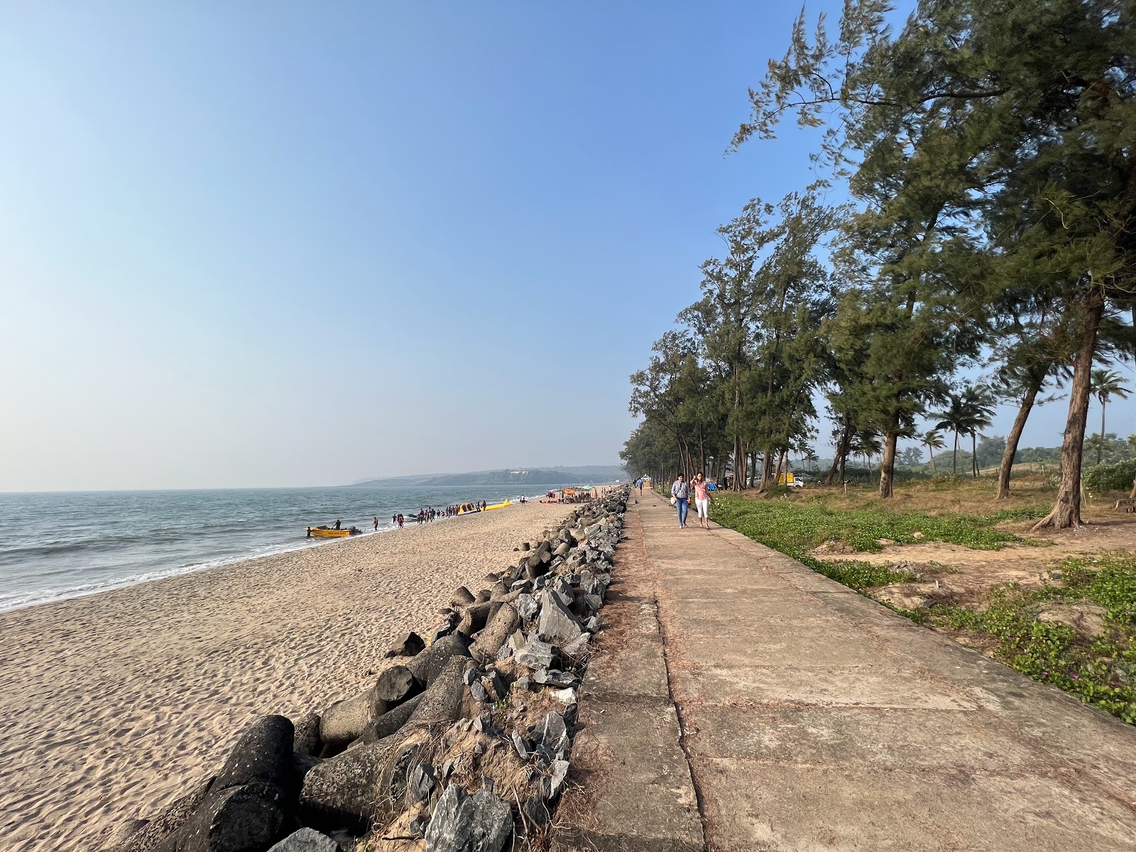 Foto af Querim Beach bakket op af klipperne