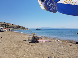 Foto di Ahmetbeyli Plaji sorretto da scogliere