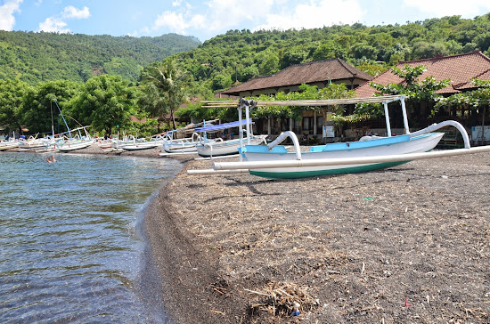 Jemeluk Beach