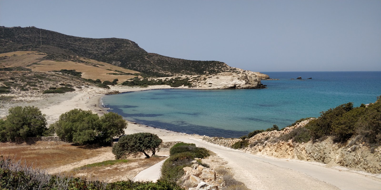 Foto von Livadia beach mit reines grünes wasser Oberfläche