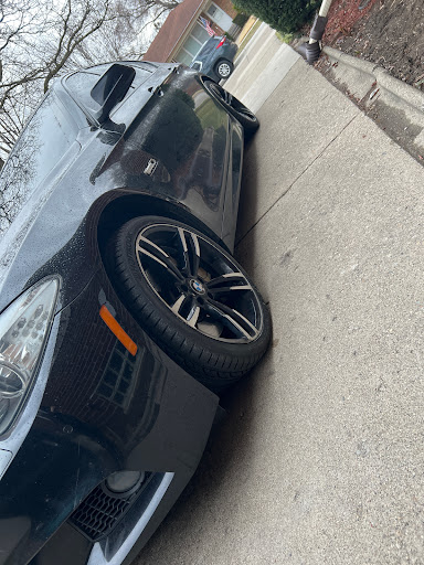 Tire Shop «Discount Tire Store - Center Line, MI», reviews and photos, 26805 Van Dyke, Center Line, MI 48015, USA