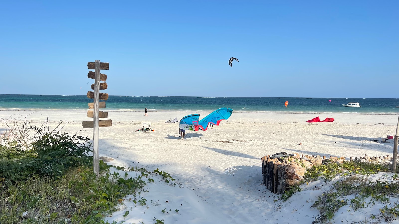 Zdjęcie Plaża Diani otoczony górami