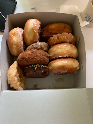 Donut Shop «Donut Hut», reviews and photos, 2025 W Magnolia Blvd, Burbank, CA 91506, USA