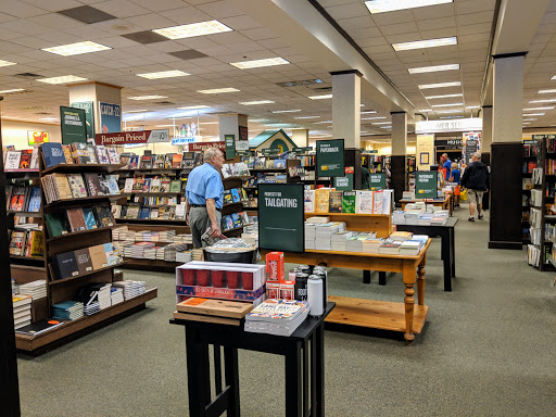 Book Store «Barnes & Noble Booksellers Crabtree Mall», reviews and photos, 4325 Glenwood Ave, Raleigh, NC 27612, USA