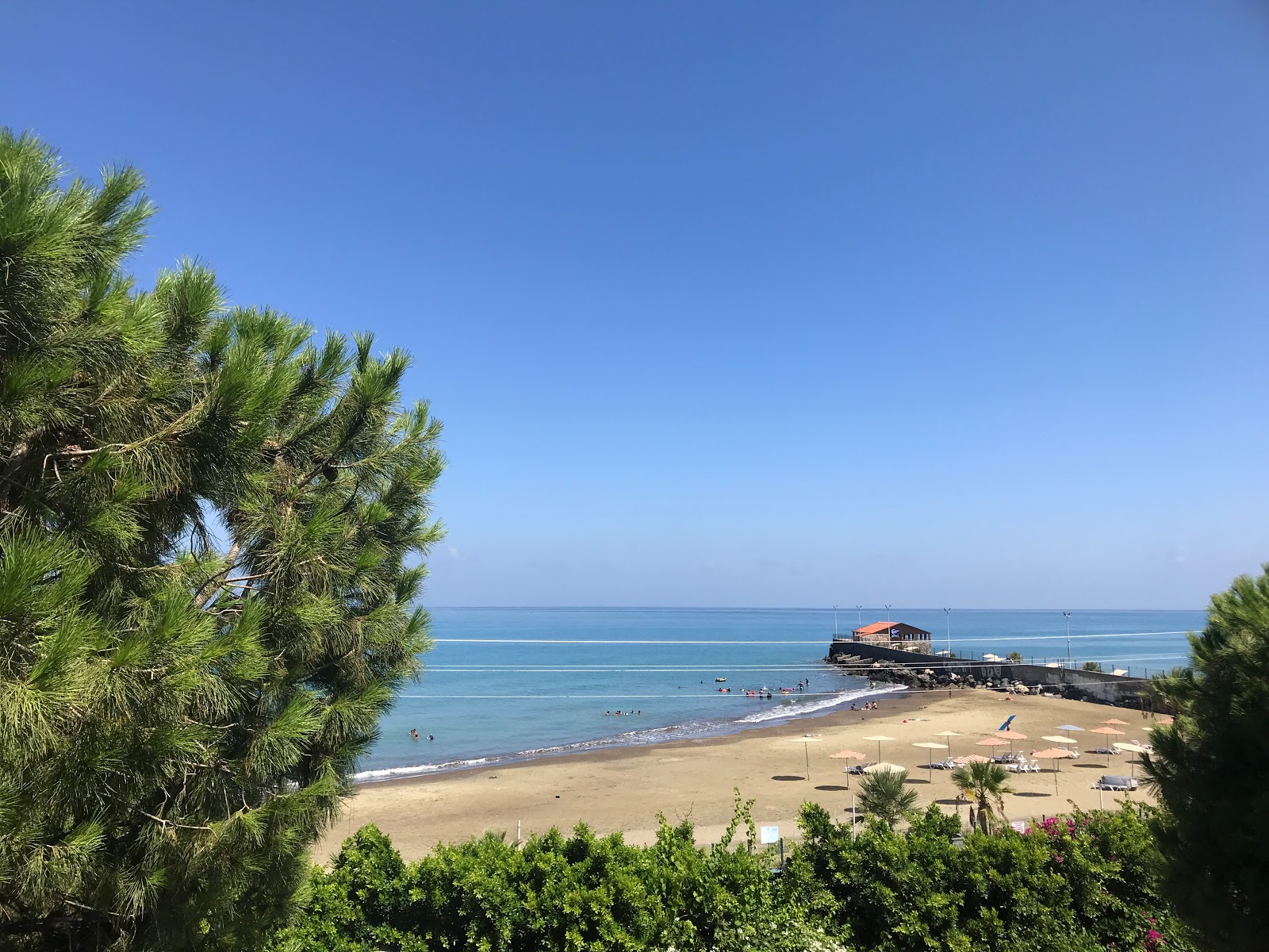 Foto di Denizkizi beach con una superficie del sabbia beige