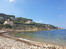Plage de beaucours'in fotoğrafı uçurumlarla desteklenmiş