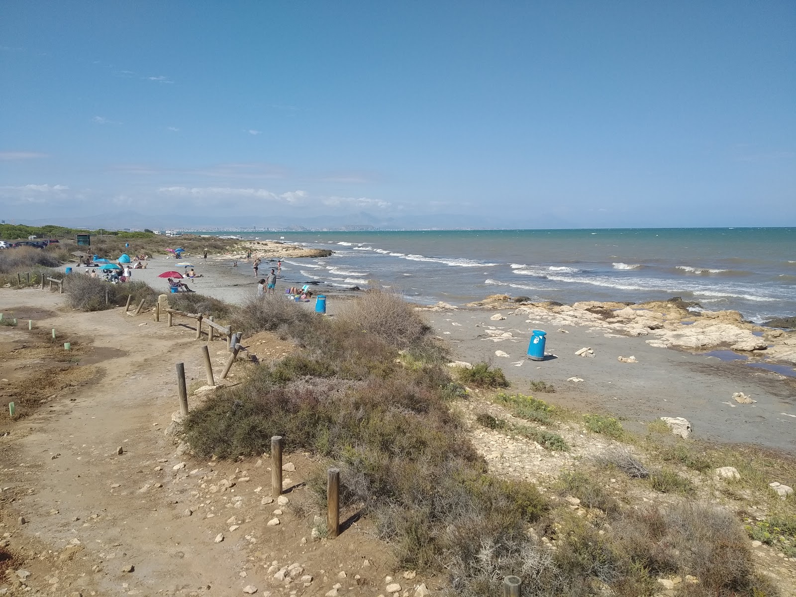 Foto di Santa Pola dog beach con una superficie del sabbia grigia