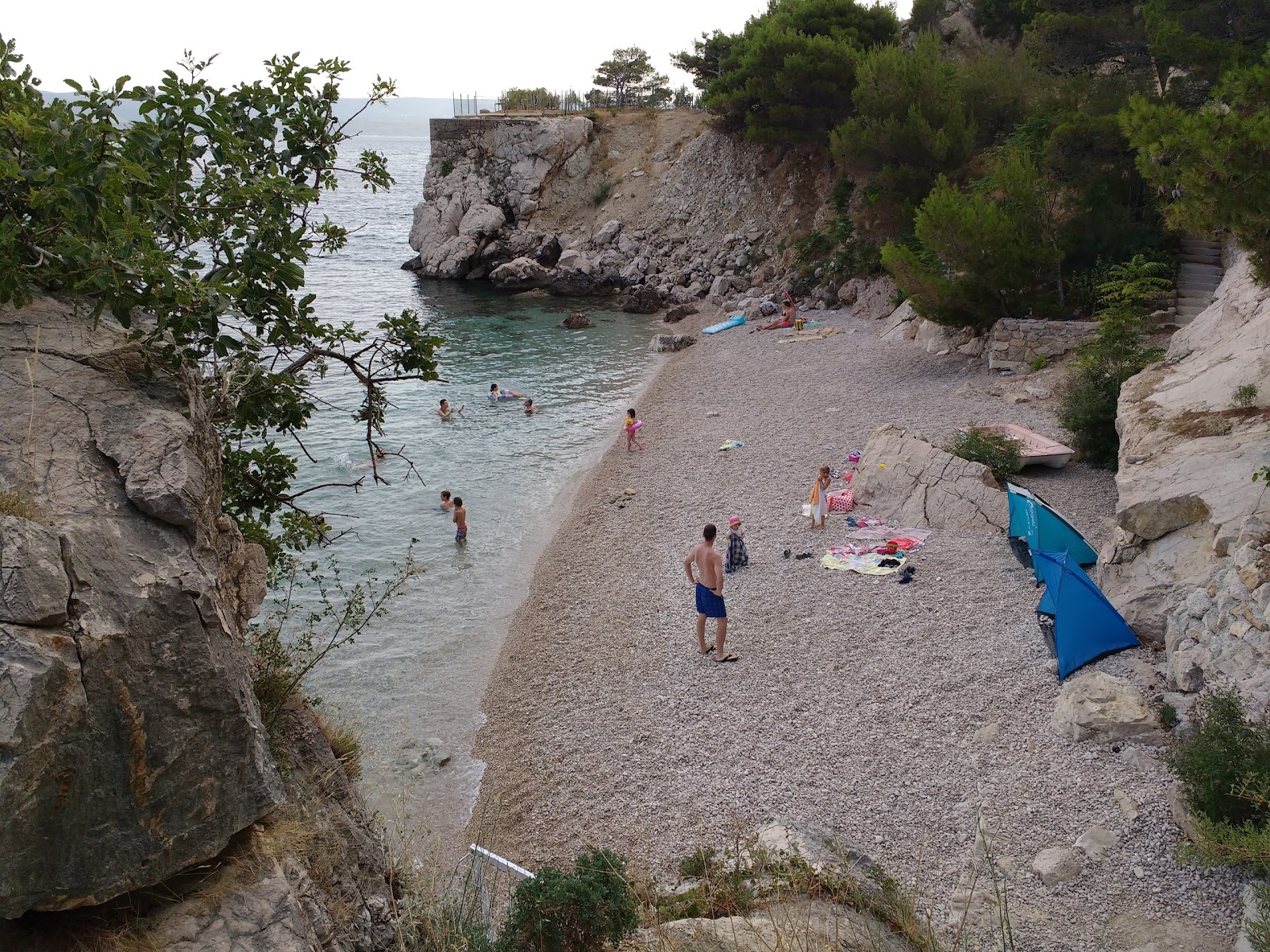 Foto af Borka beach bakket op af klipperne