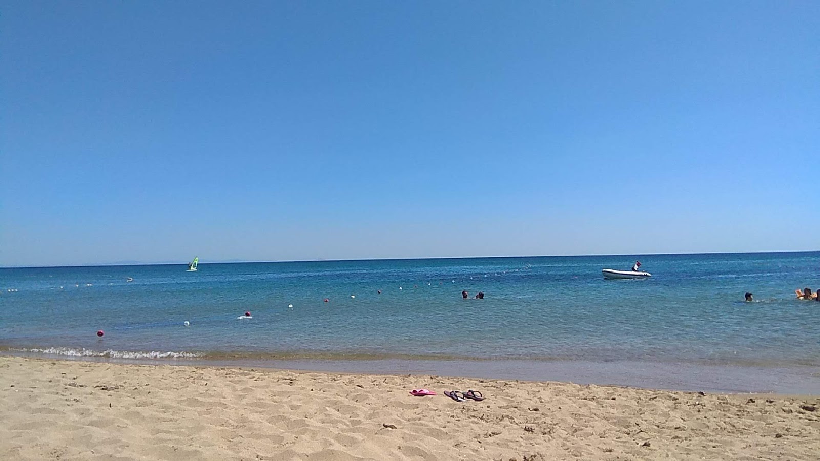 艾丁奇克海滩的照片 带有蓝色纯水表面