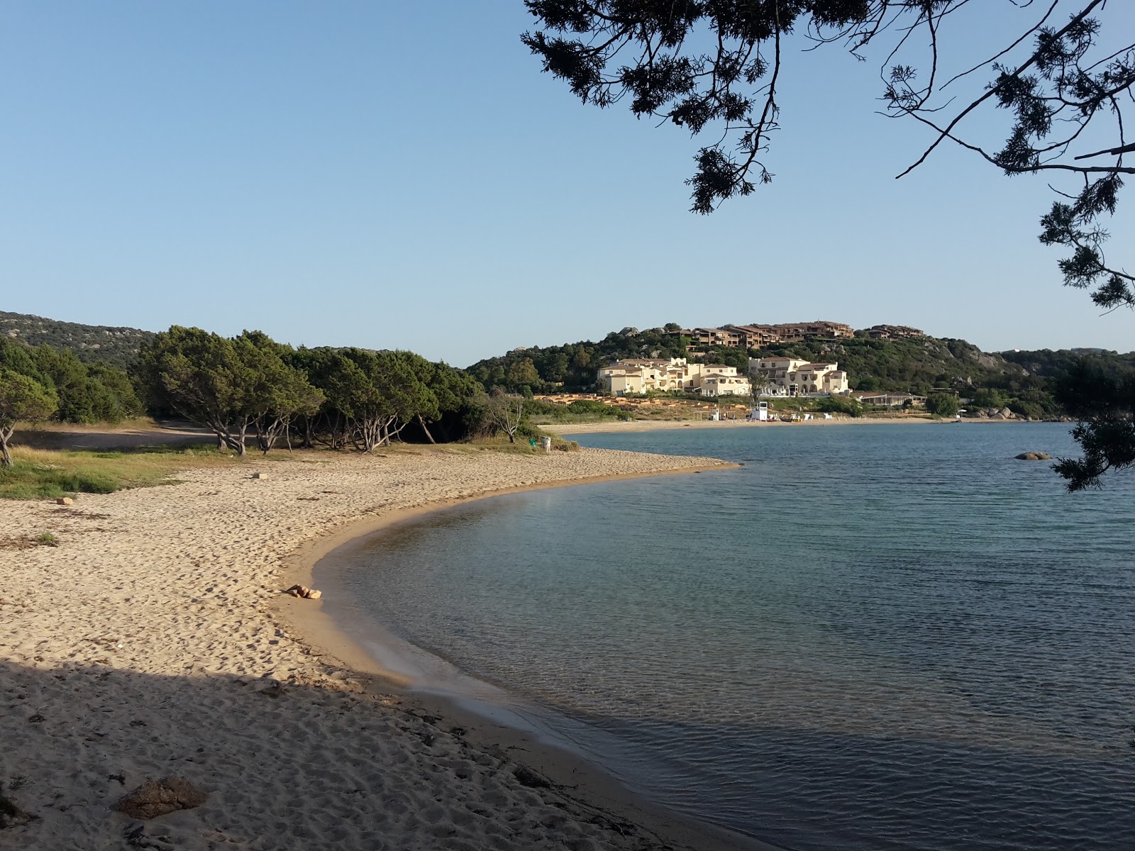 Foto von Caletta degli Sposini mit brauner sand Oberfläche