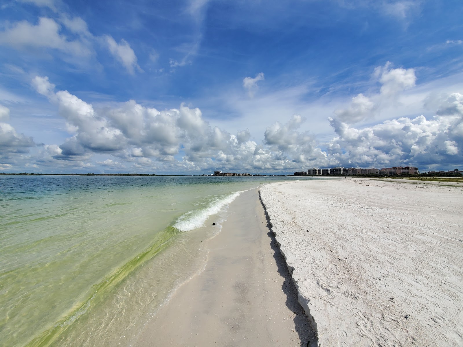 Foto de Tigertail beach com praia espaçosa