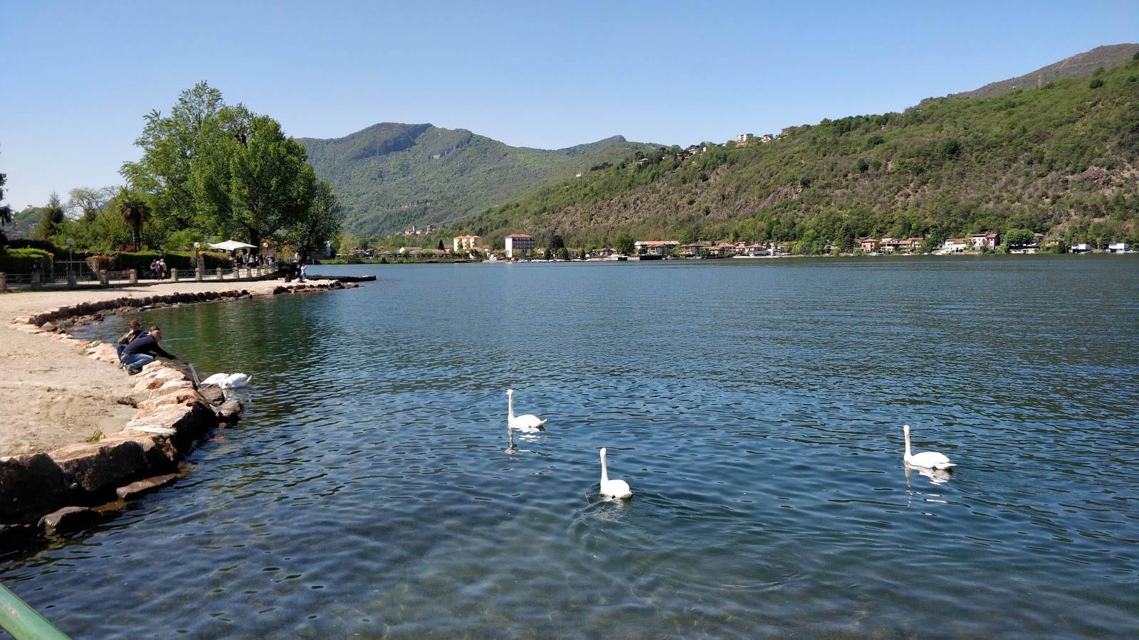 Spiaggia Porto Ceresio'in fotoğrafı gri kum yüzey ile