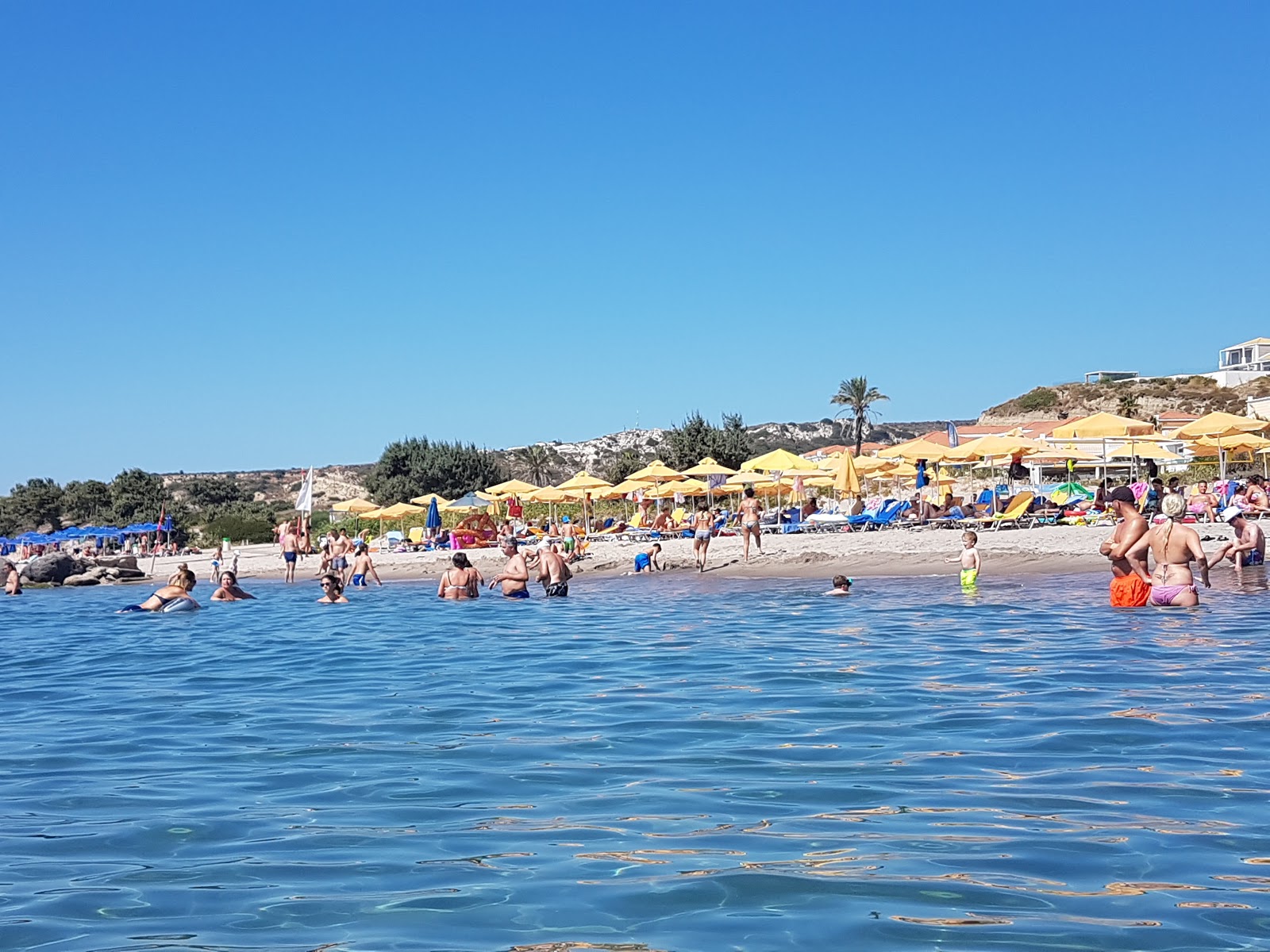 Atlantica Beach'in fotoğrafı uçurumlarla desteklenmiş