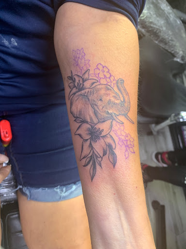 Find cool armband tattoo ideas for your next unique tattoo in Miami at INKAHOLIK TATTOOS