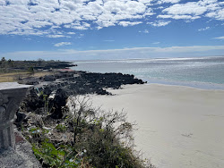 Photo de Plage de Chomoni protégé par des falaises