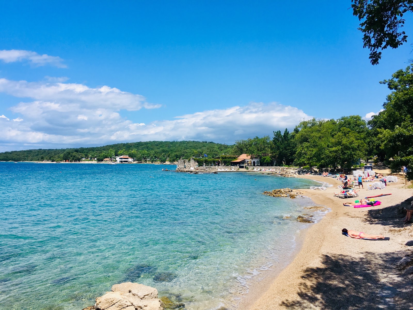 Foto von Adriatic beach mit feiner heller kies Oberfläche