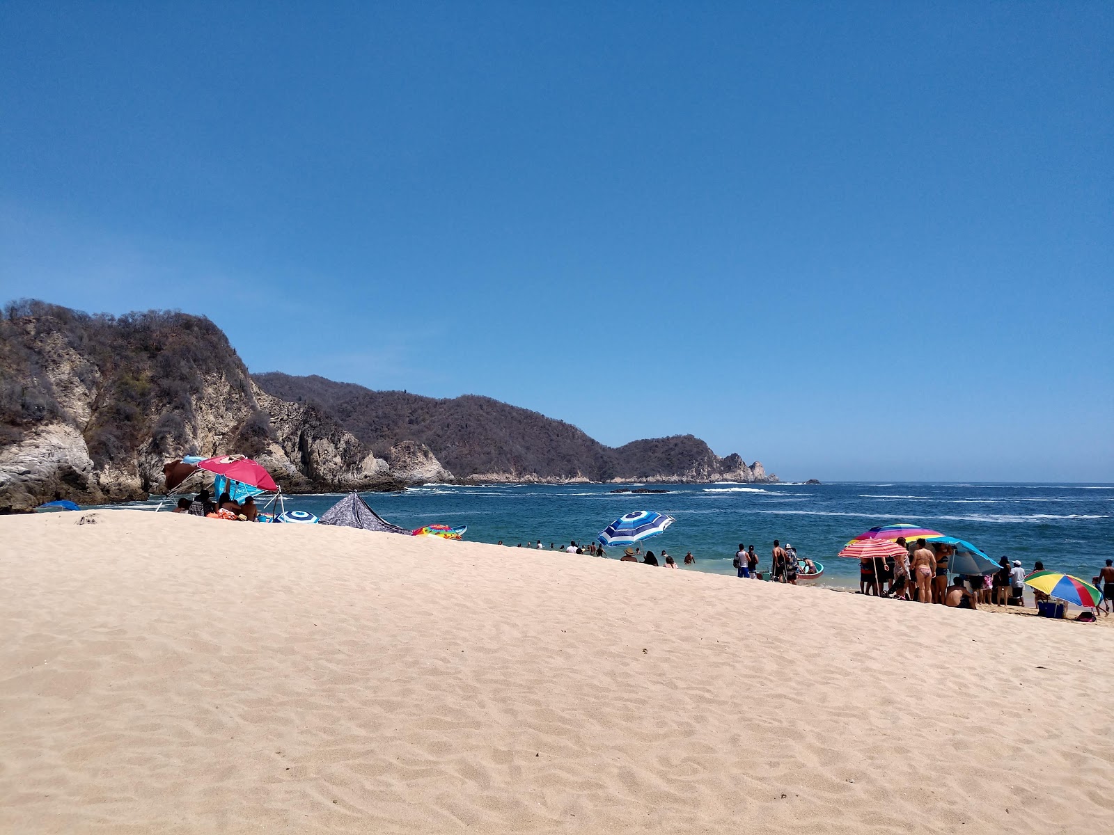 Φωτογραφία του Playa Careyitos με λεπτή μπεζ άμμος επιφάνεια