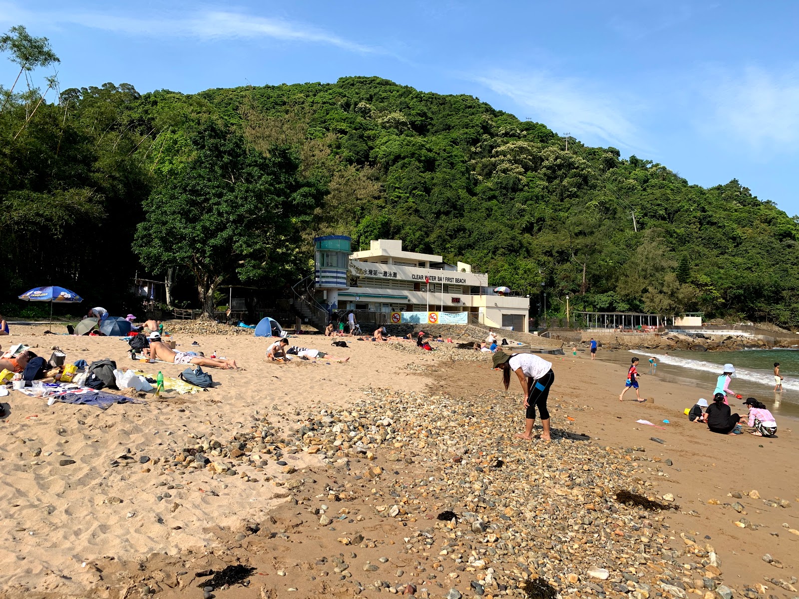 Clear Water Bay Beach'in fotoğrafı uçurumlarla desteklenmiş