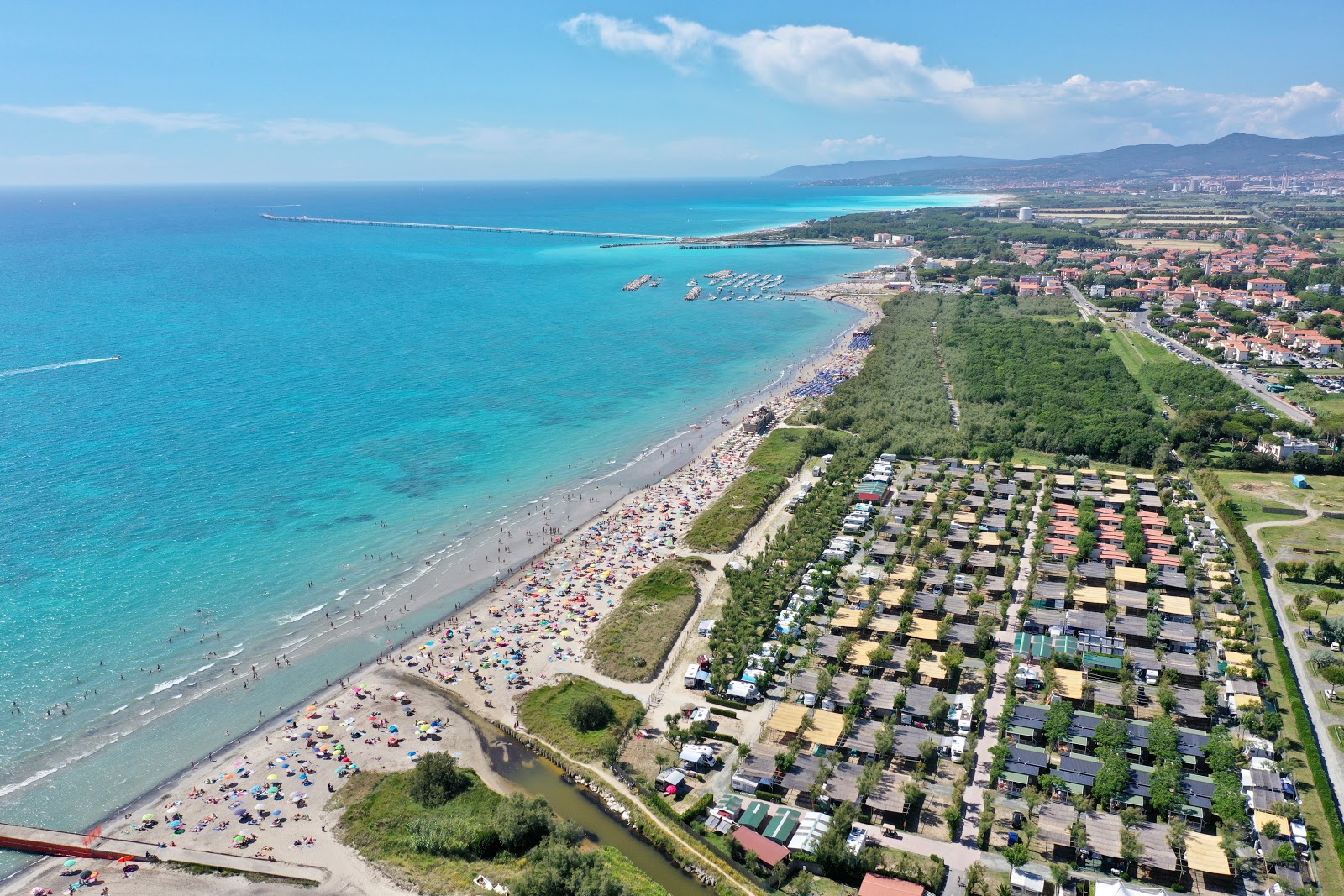 Foto di Spiaggia Vada con costa lunga e dritta