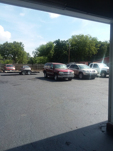 Used Car Dealer «Car Country», reviews and photos, 420 E Kingsbury St, Seguin, TX 78155, USA