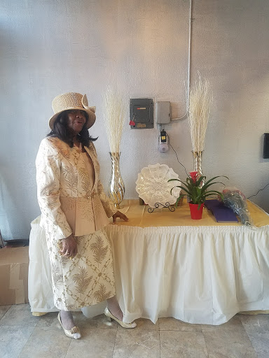 Beauty Salon «Sol Y Luna Beauty Salon», reviews and photos, 9619 International Blvd, Oakland, CA 94603, USA