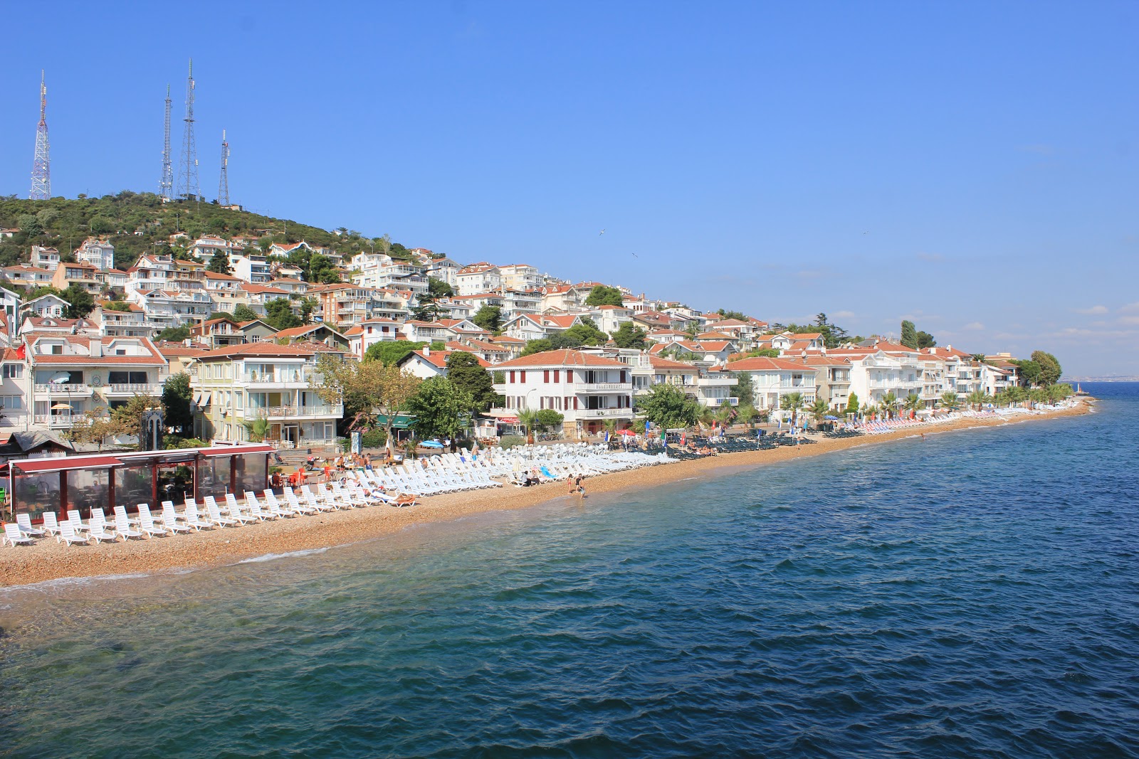 Foto di Kinaliada Maviyesil Beach con una superficie del ciottoli grigi