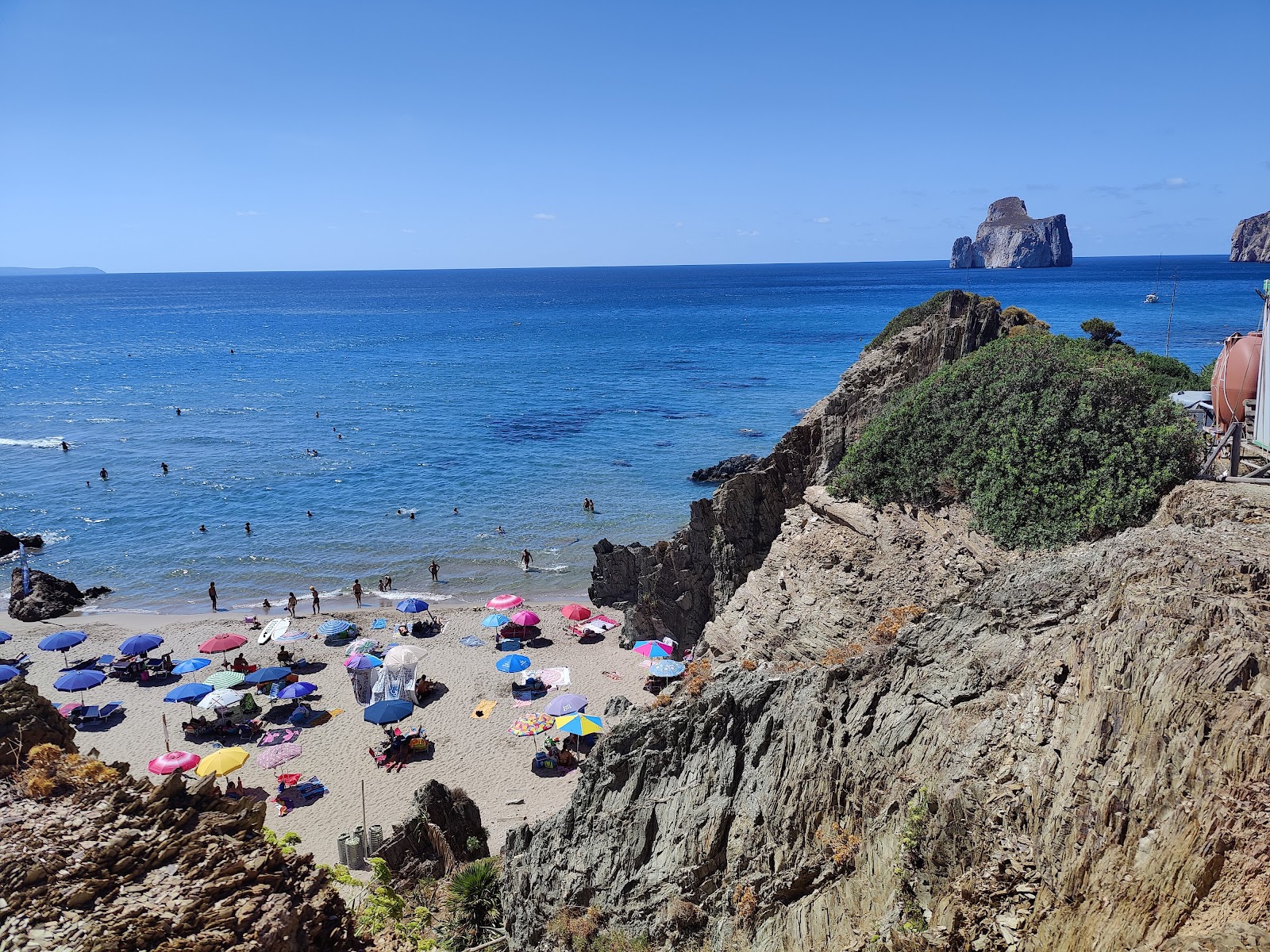 Porto Cauli Beach'in fotoğrafı dağlarla çevrili