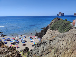 Porto Cauli Beach'in fotoğrafı dağlarla çevrili