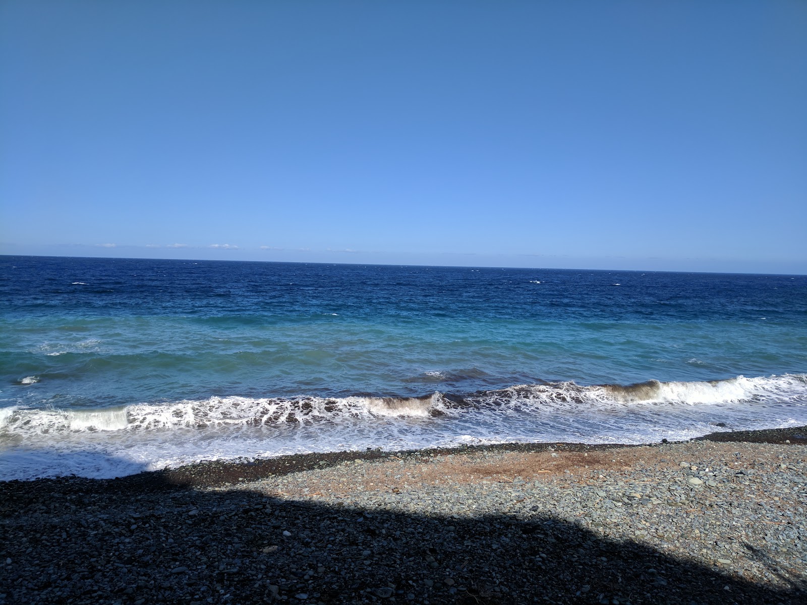 Photo de Negro beach entouré de montagnes