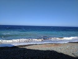 Photo de Negro beach entouré de montagnes