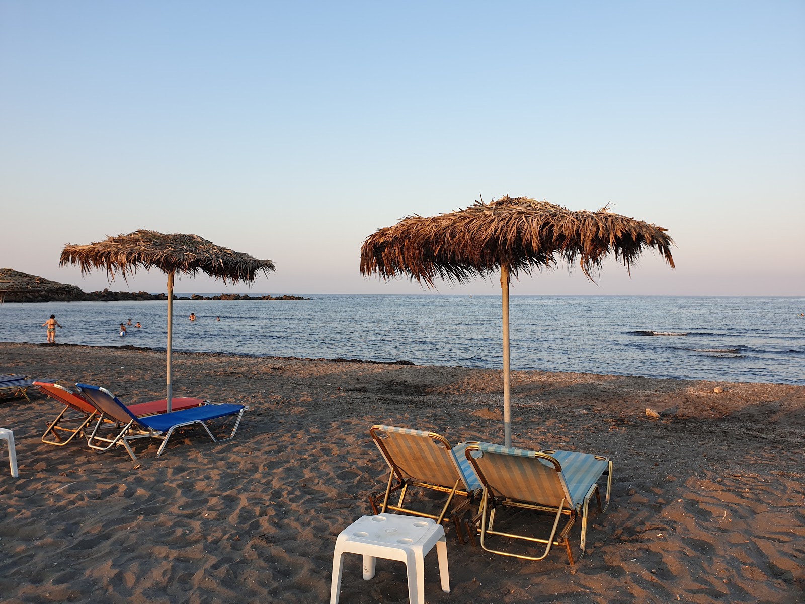 Foto de Paralia Monolithos com meios de comunicação nível de limpeza