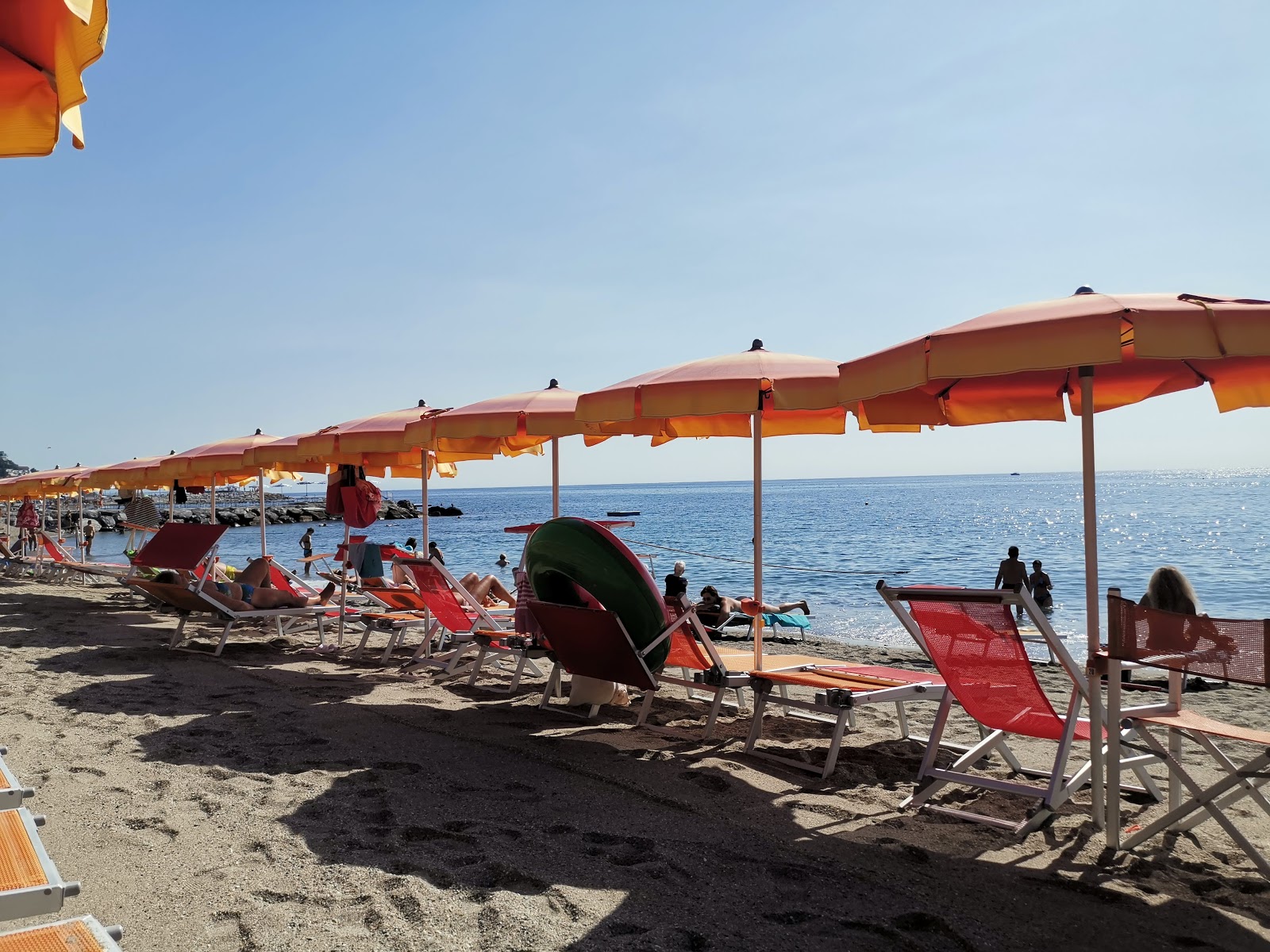 Foto di Varazze beach sorretto da scogliere