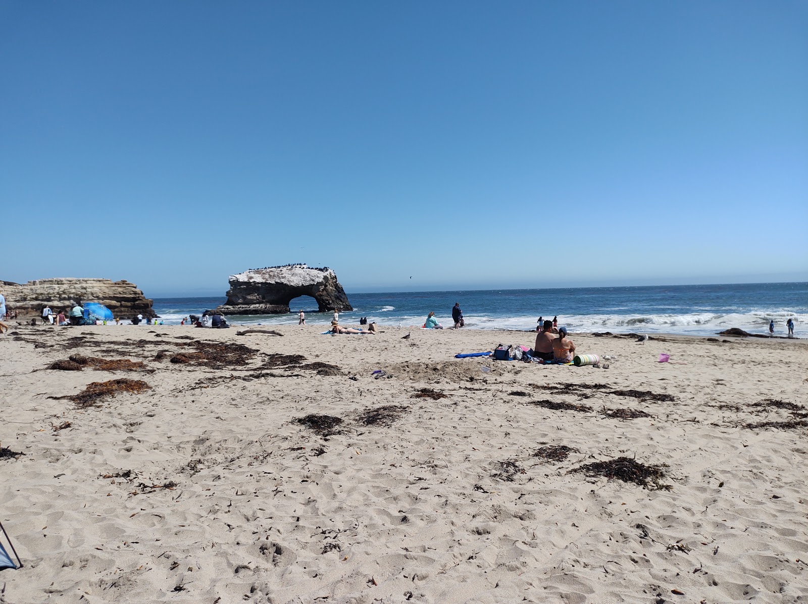 Foto von Natural Bridges Beach mit kleine bucht