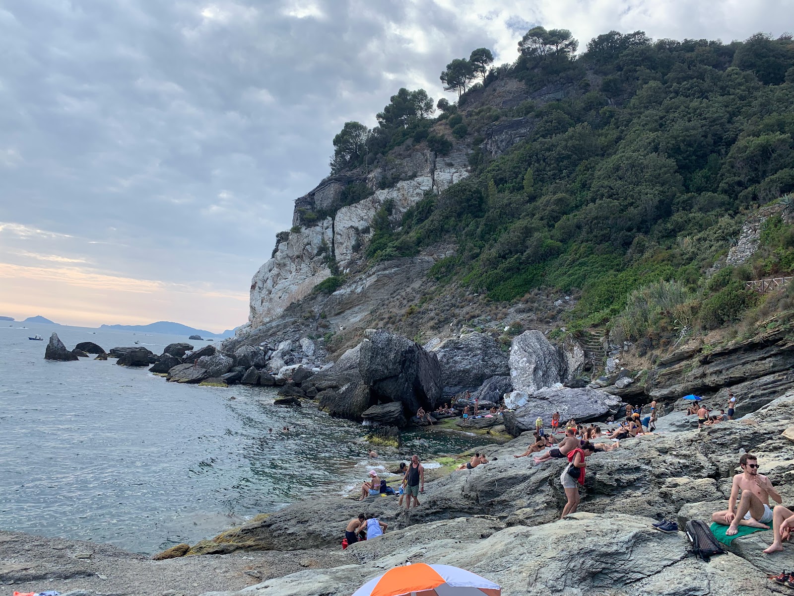 Photo de Falesia della Punta Bianca situé dans une zone naturelle