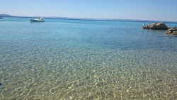 Spathies beach'in fotoğrafı uçurumlarla desteklenmiş