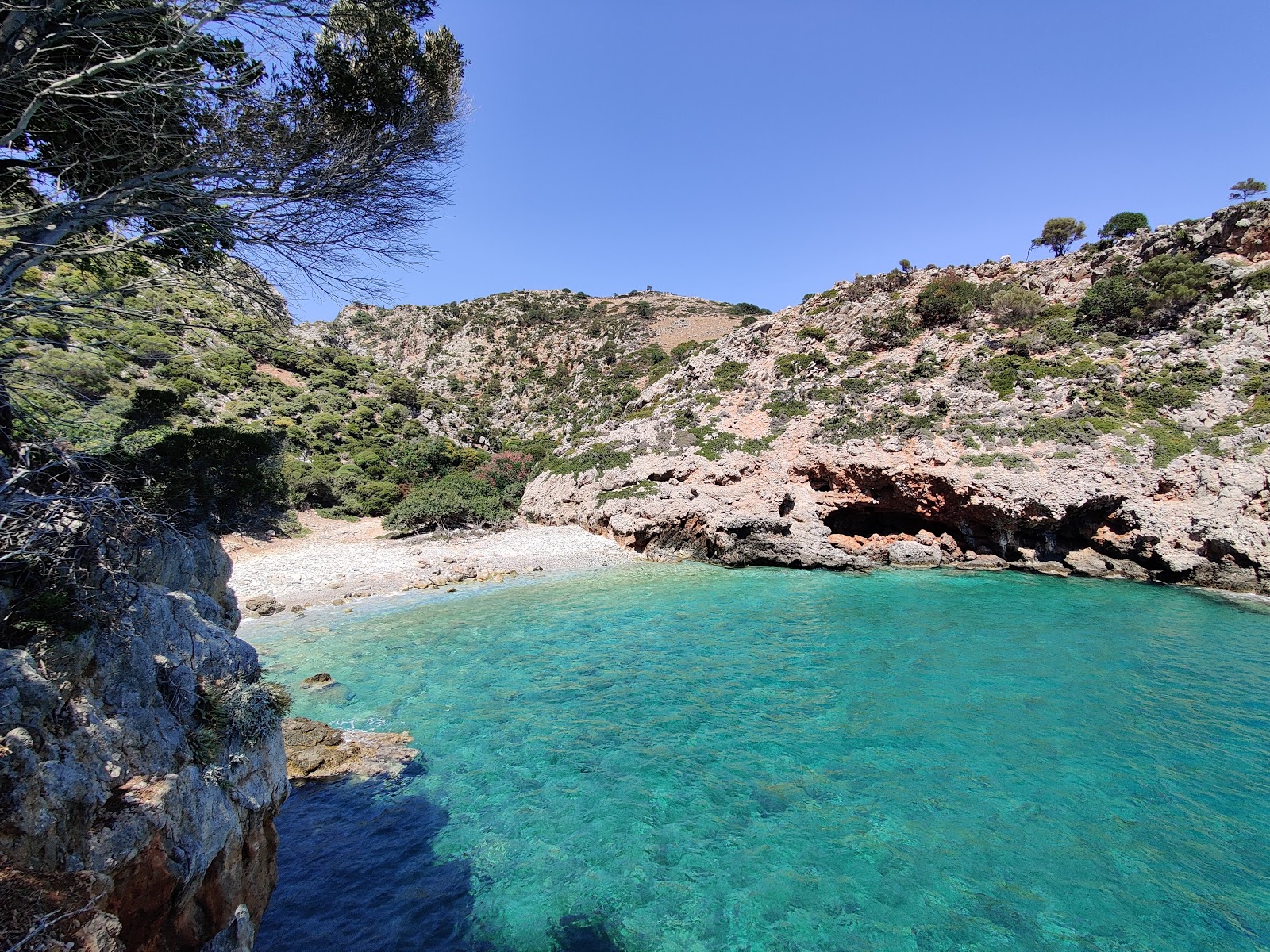 Fotografija Beach z svetel pesek in kamni površino