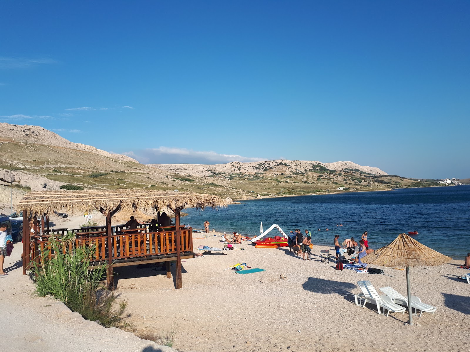 Zubovici beach的照片 带有碧绿色纯水表面