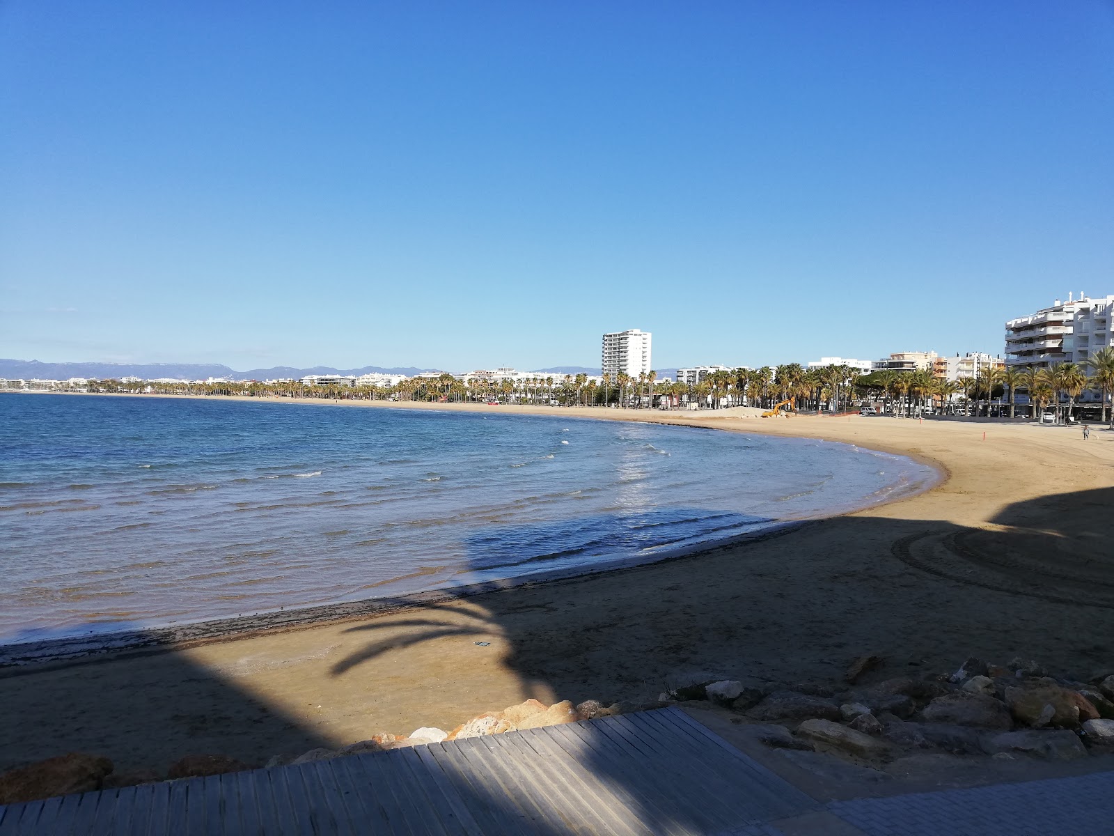 Foto de Salou Beach com areia fina e brilhante superfície