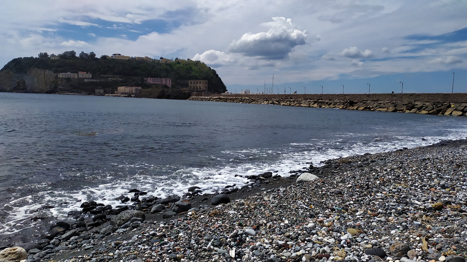 Φωτογραφία του Spiaggia di via Nisida με μπλέ νερό επιφάνεια