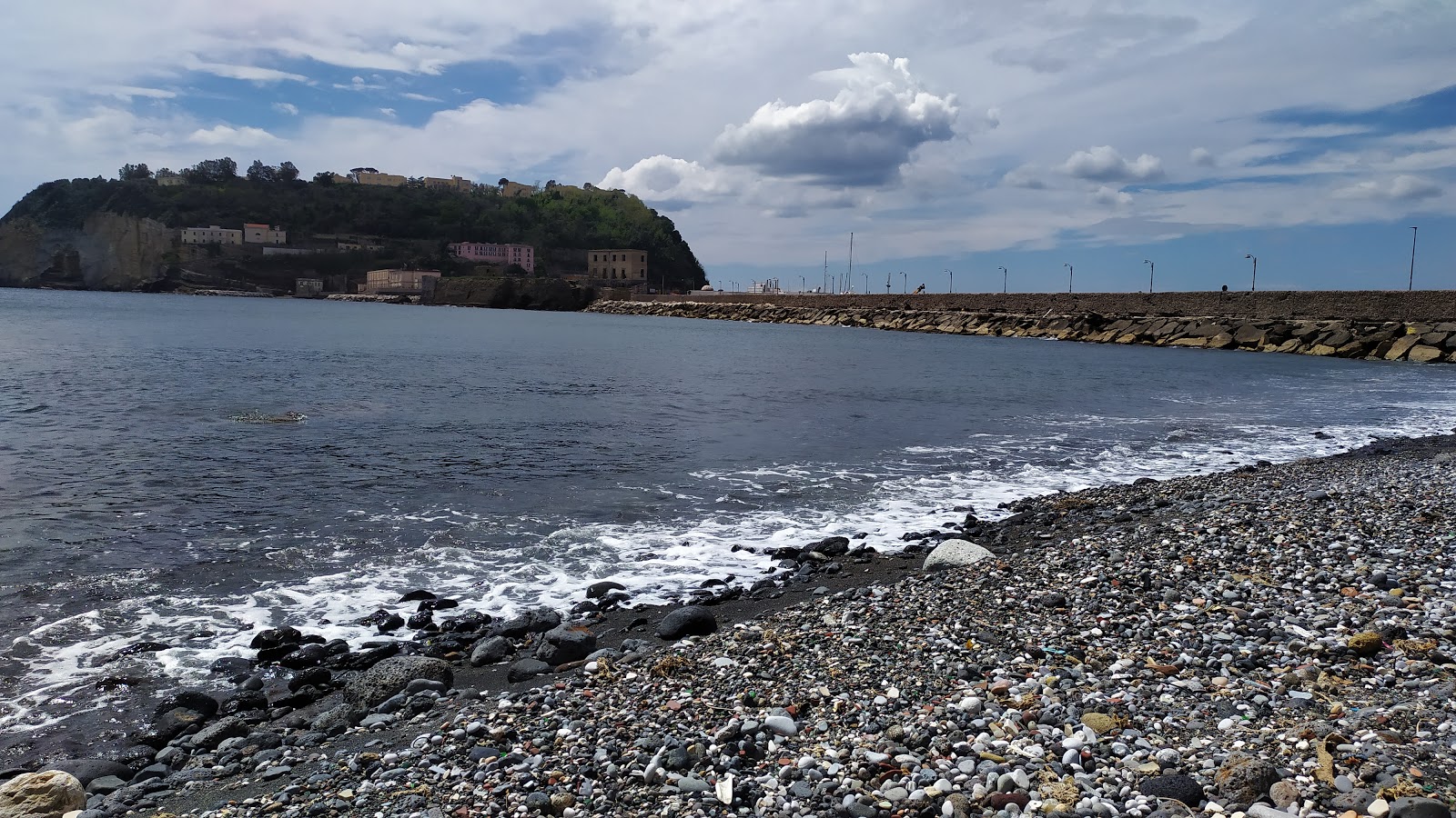 Via Nisida Beach'in fotoğrafı düz bir kıyı şeridi ile birlikte