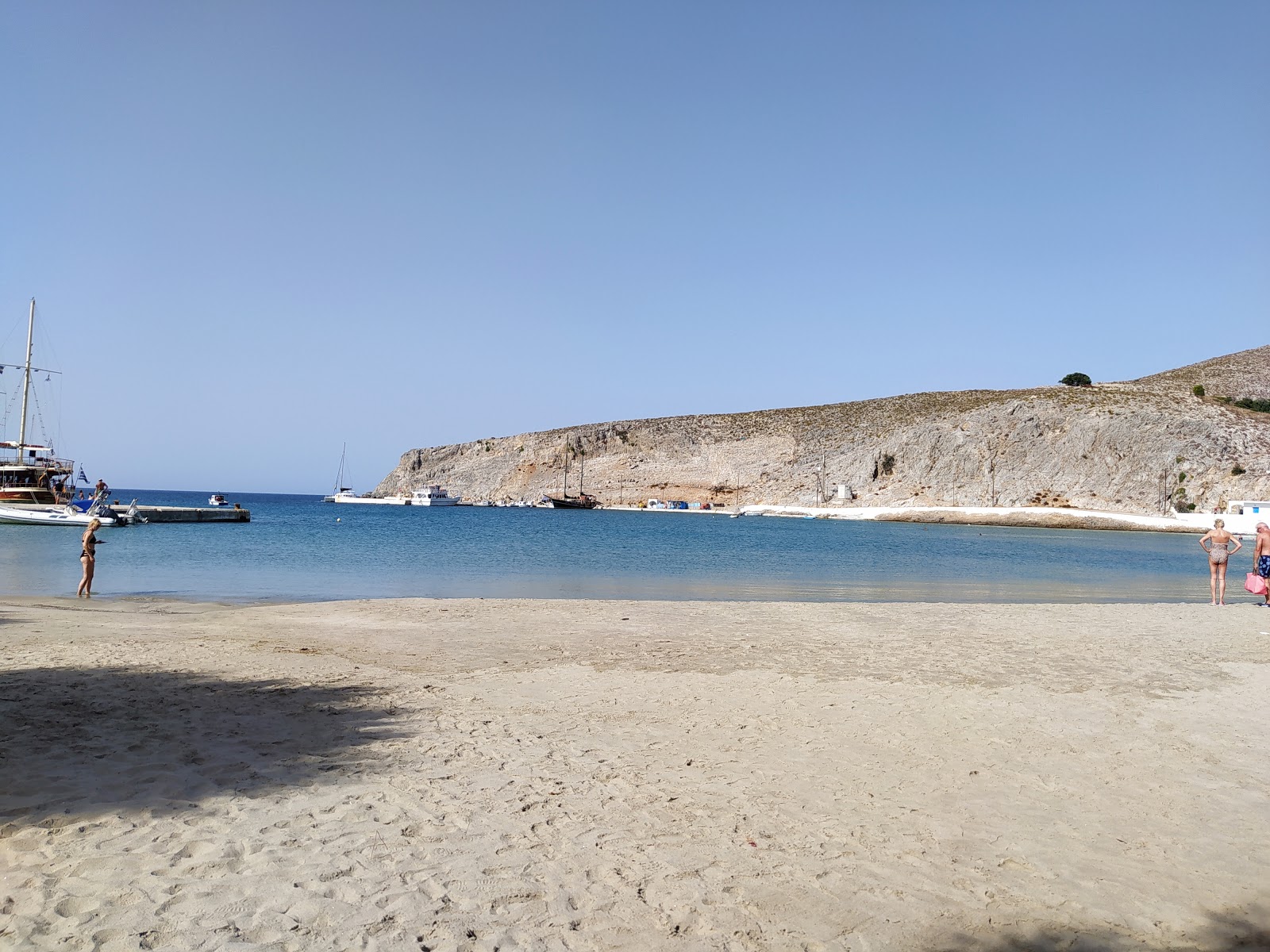 Foto von Pserimos Strand und die siedlung