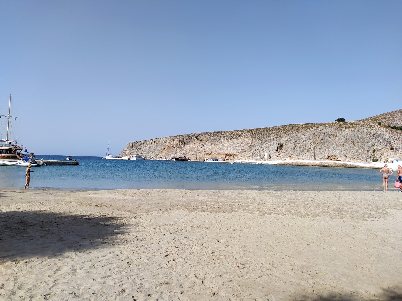 Foto de Praia de Pserimos apoiado por penhascos