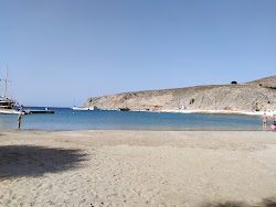 Foto di Spiaggia di Pserimos sorretto da scogliere