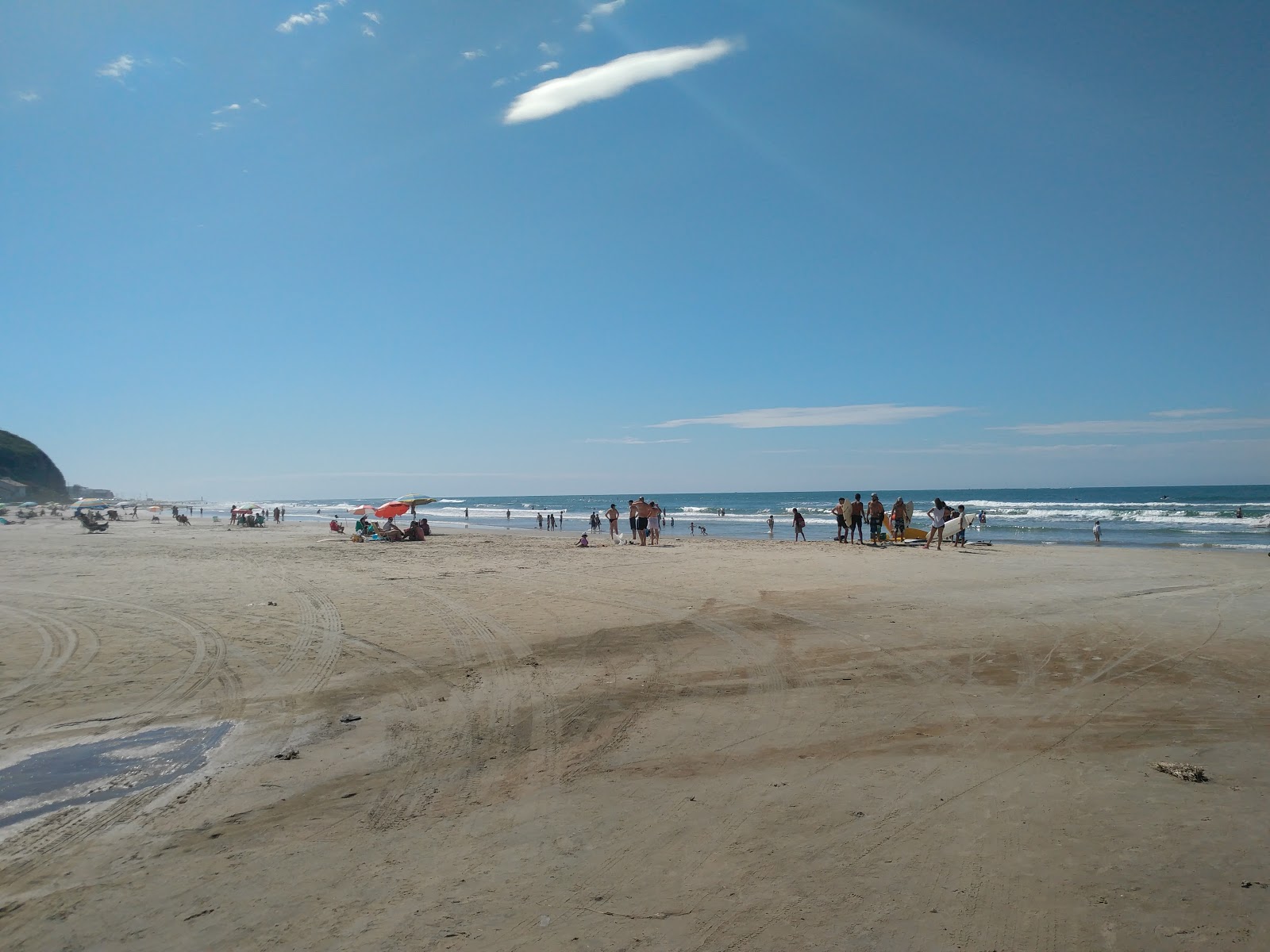 Valokuva Cal rantaista. pinnalla turkoosi puhdas vesi:n kanssa